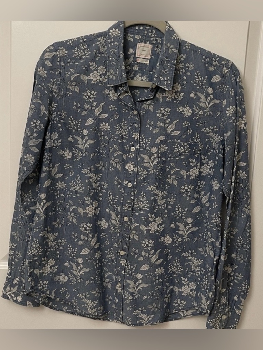 GAP Blue and White Floral women’s Blouse/ Button Down/Cotton